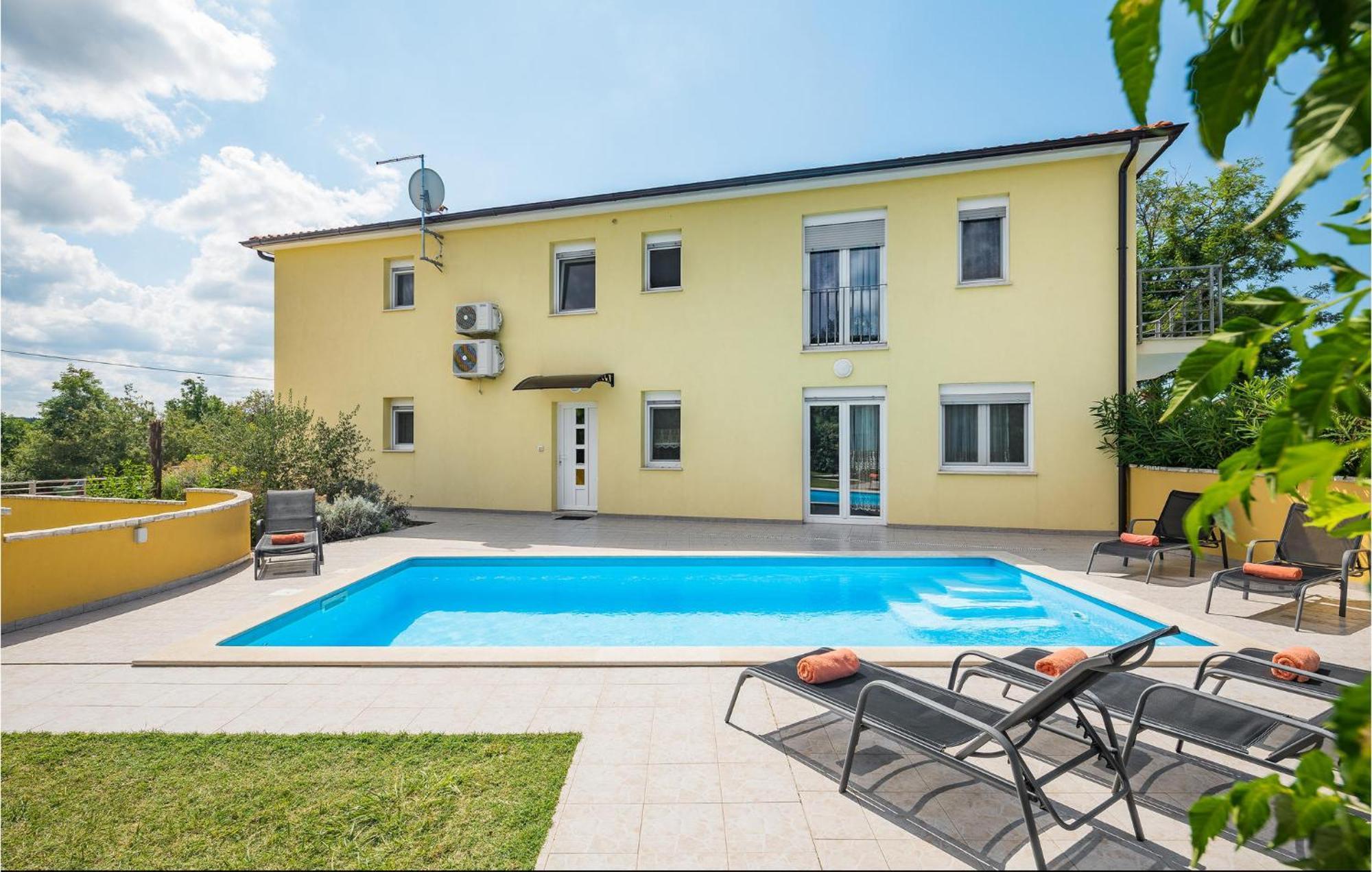 4 Bedroom In Perci *